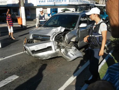 Engavetamento entre cinco veículos deixa trânsito complicado em Vitória