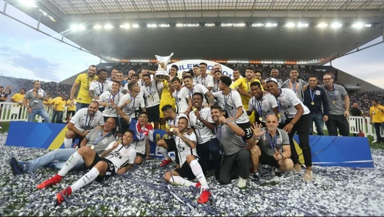 Apesar de contratempos, Corinthians celebra ano glorioso com taça no Itaquerão