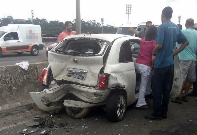 Acidente envolvendo três veículos deixa trânsito complicado na Segunda Ponte