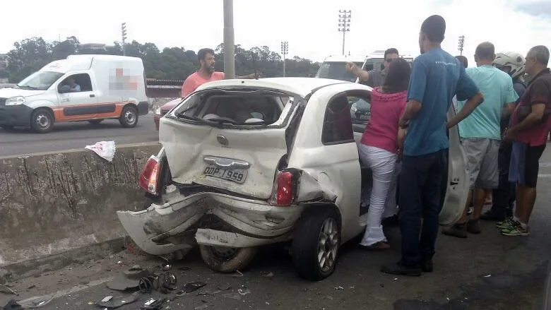 Acidente envolvendo três veículos deixa trânsito complicado na Segunda Ponte