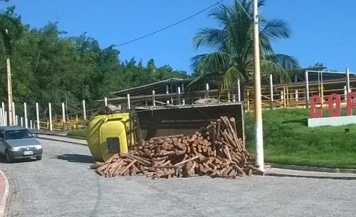 Caminhão carregado com madeira tomba em rodovia de Atílio Vivácqua