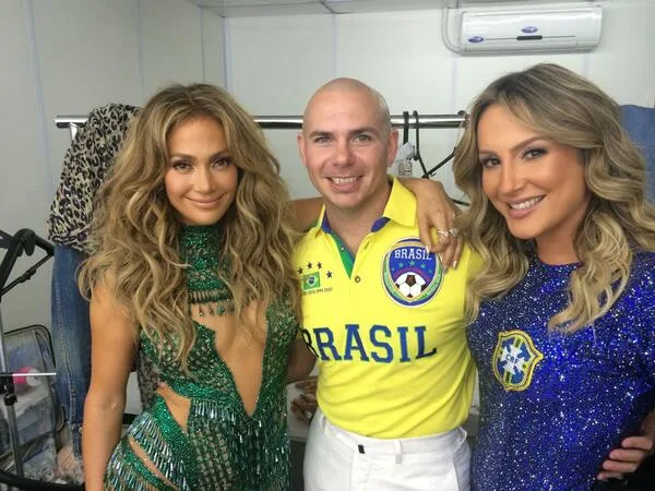 Pitbull posta foto com Claudia Leitte e Jennifer Lopez minutos antes da abertura