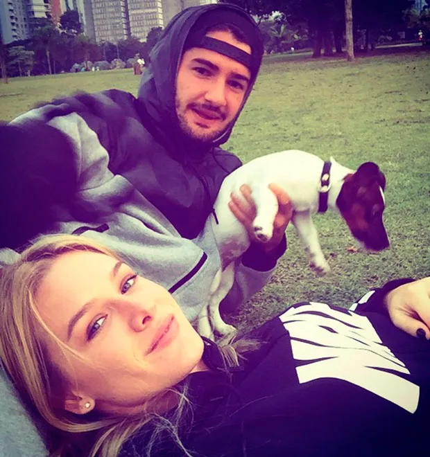 Fiorella Mattheis e Alexandre Pato curtem tarde em parque de São Paulo