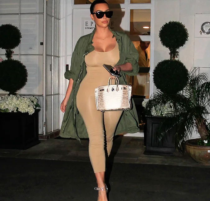 Após investir pesado em dieta para emagrecer, Kim Kardashian chama atenção ao ser flagrada com look nude