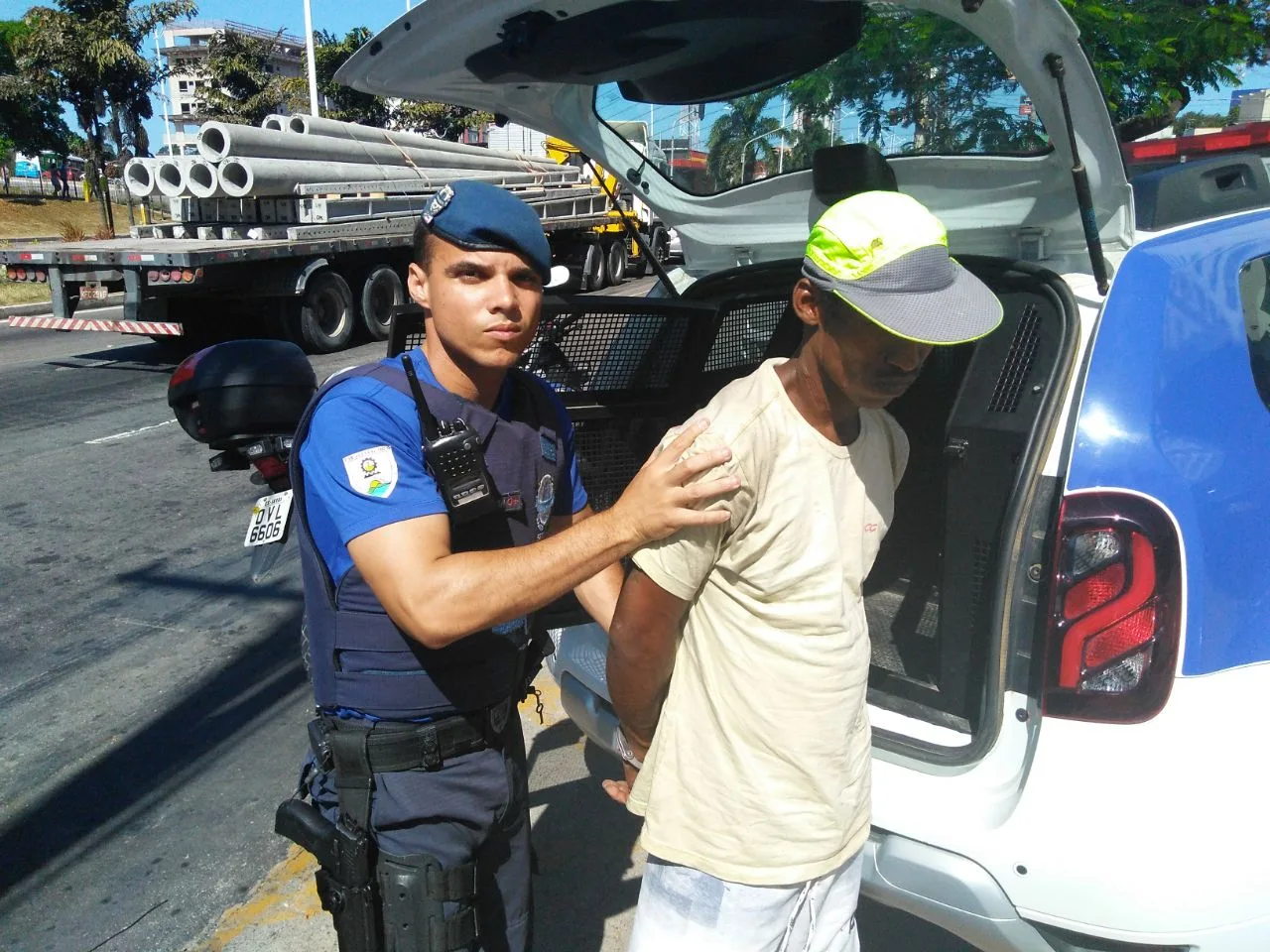 Homens são presos suspeitos de furtar carros em frente à delegacia na Serra