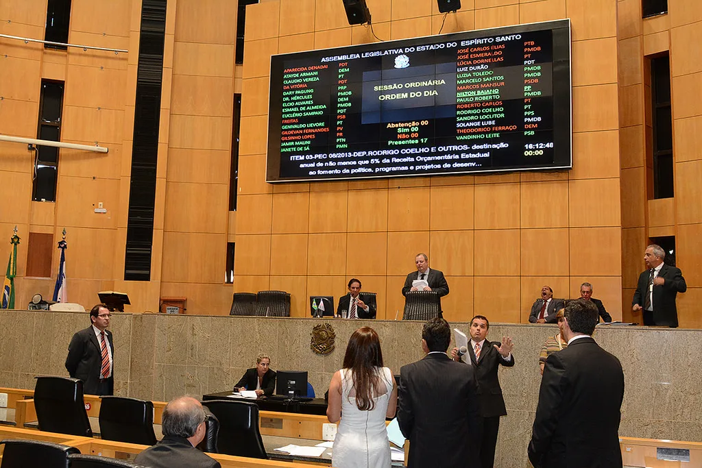 Clima de despedida, agradecimento e críticas na Assembleia do Estado após eleição