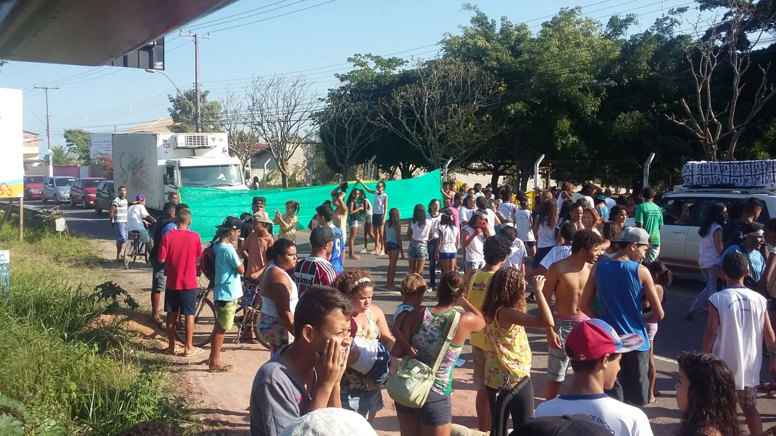 Estudantes fecham rodovia e protestam contra troca de diretor em escola na Serra