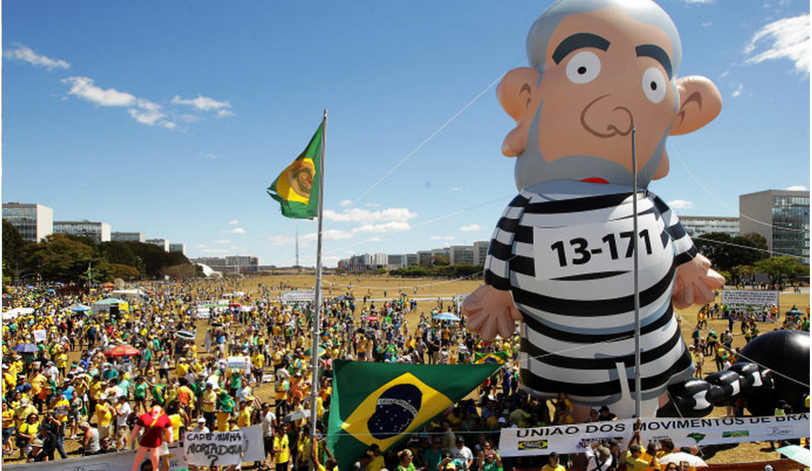 Boneco inflável de Lula fica famoso em protesto e pode vir ao Espírito Santo