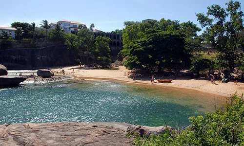 Homem morre afogado após ser arrastado por onda na Ilha do Frade