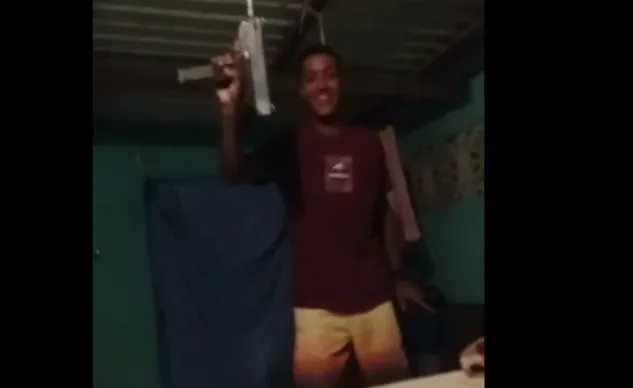 Jovem que ostenta arma e drogas em vídeo é baleado em troca de tiros com a polícia na Serra