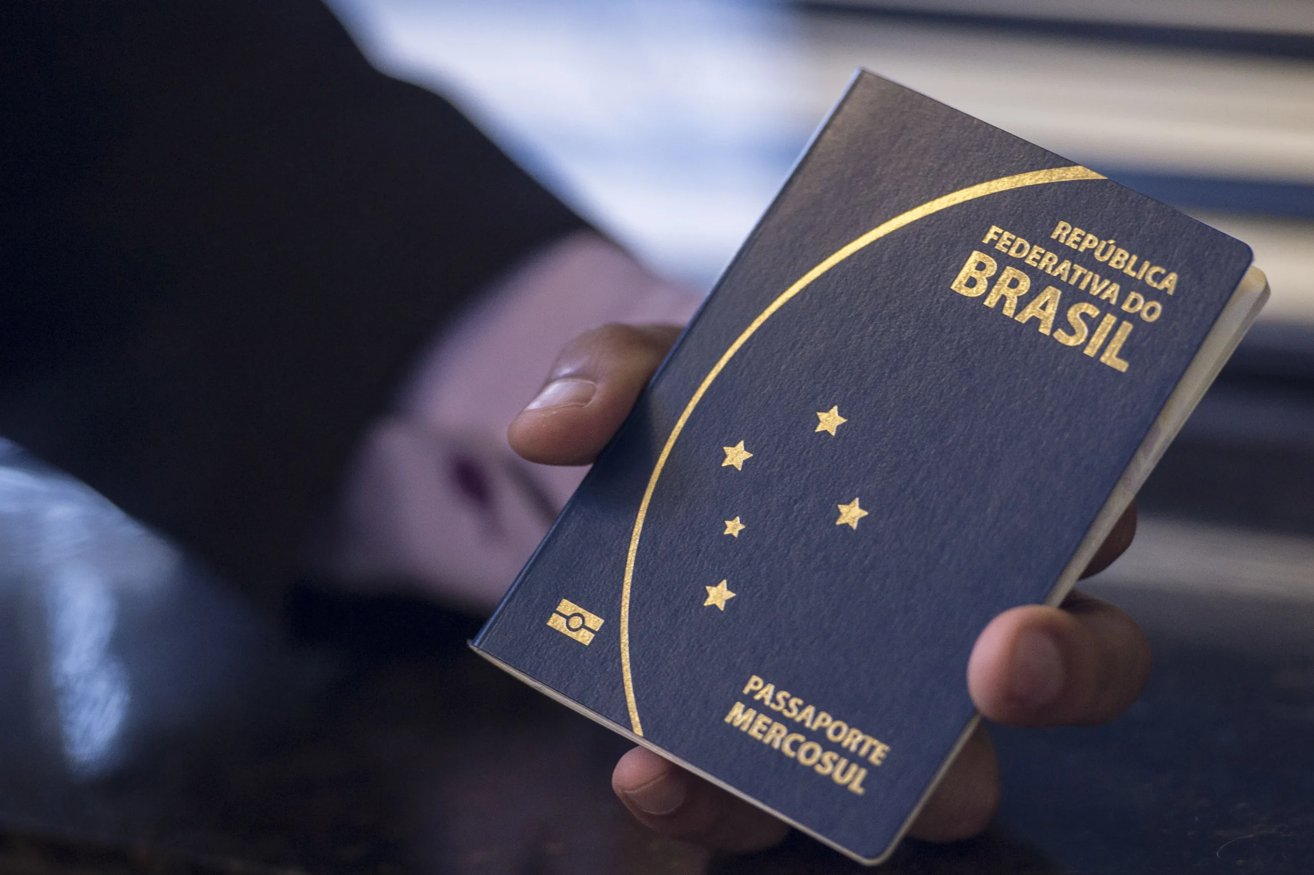 Novo passaporte comum eletrônico brasileiro. O documento passou a ser emitido desde a última segunda -feira (6) pela Polícia Federal e Casa da Moeda, e terá prazo de validade de 10 anos (Marcelo Camargo/Agência Brasil)