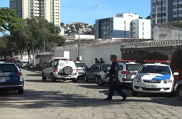 Policiais são recebidos a tiros por traficantes em morro de Vitória