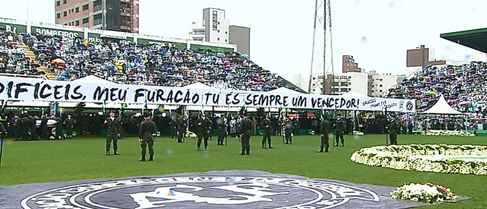 Emoção e silêncio tomam conta da Arena Condá em chegada das vítimas