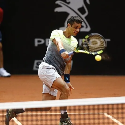 Rogerinho leva virada de japonês e perde chance de fazer sua 1ª semifinal na ATP