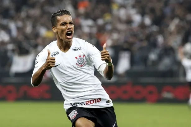 Pedrinho diz que Corinthians tenta jogar mais bonito e minimiza cobranças