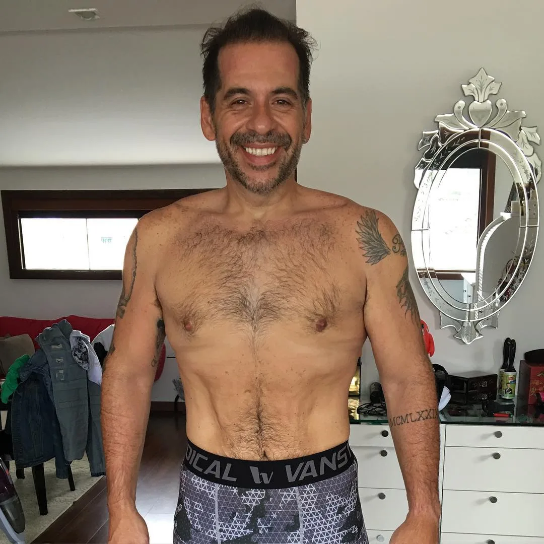 Leandro Hassum posta foto sem camisa e se orgulha: "Exibindo sim!"