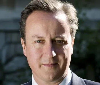 Ex-assessor de David Cameron é condenado