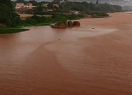 Lama chega e captação de água do Rio Doce é interrompida em Colatina