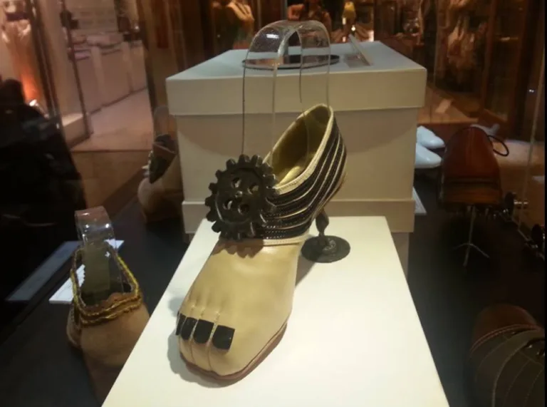 Vitória recebe exposição sobre a história dos sapatos