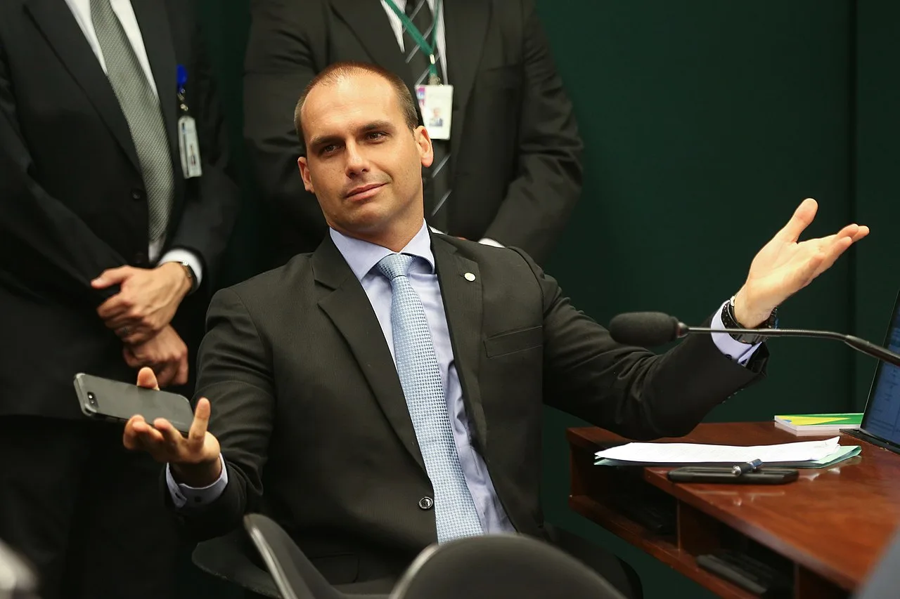 PSL suspende Eduardo Bolsonaro por um ano; outros 17 deputados são punidos