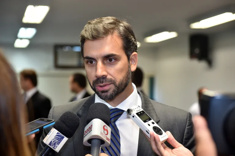 Eleições: diretor da PF defende mudar lei para combater 'fake news'