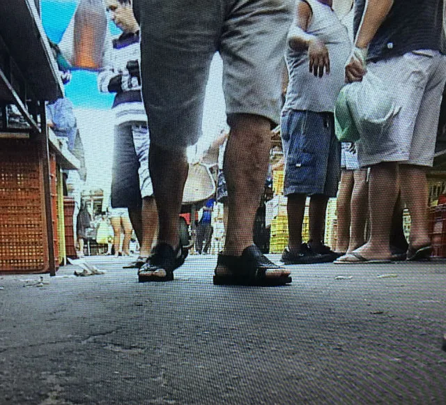 Guardador de carros é esfaqueado no meio da feira de Aribiri, em Vila Velha