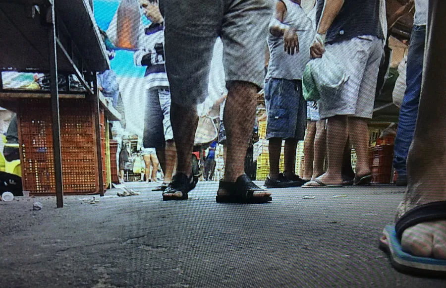 Homem é morto a tiros na Feira de Aribiri, que funciona com o corpo no chão por quase 3 horas