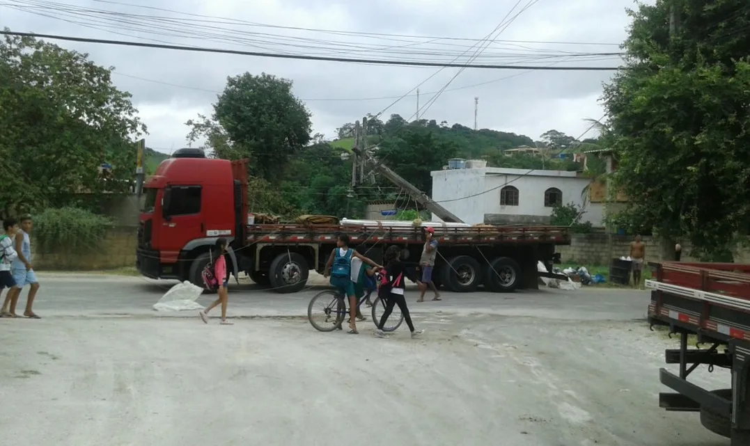 Distrito de Cachoeiro fica sem energia após motorista de caminhão derrubar poste