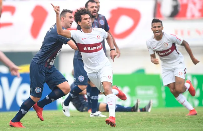 Jonatan Álvez marca, Lomba vira herói e Inter vence o Caxias na semi do Gaúcho