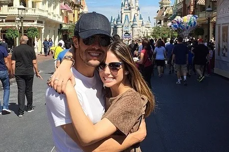 Em clima romântico, Carol Celico e Kaká curtem férias na Disney