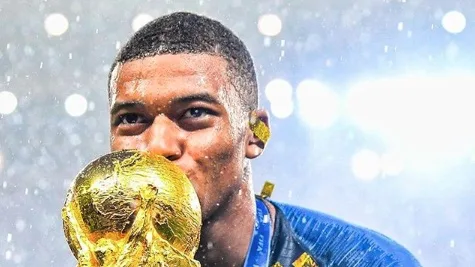 Eleito o melhor do Campeonato Francês, Mbappé abre possibilidade de deixar o PSG