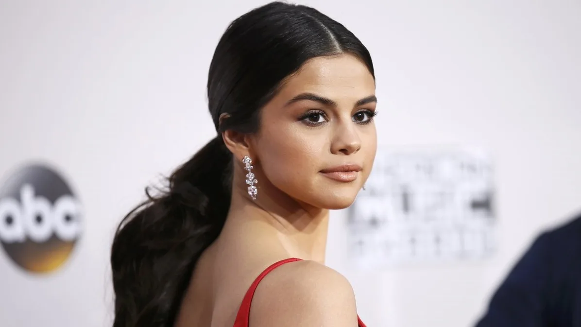 Selena Gomez lança bolsa de mais de mil reais com a Coach