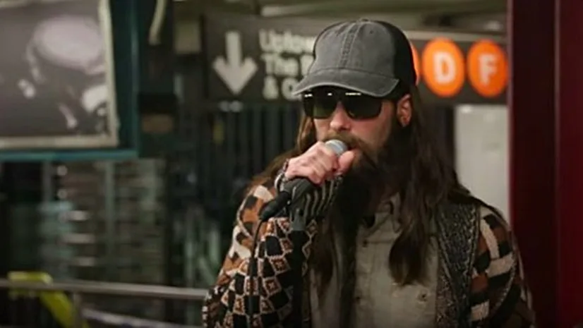 Adam Levine e Jimmy Fallon cantam disfarçados em metrô de Nova York