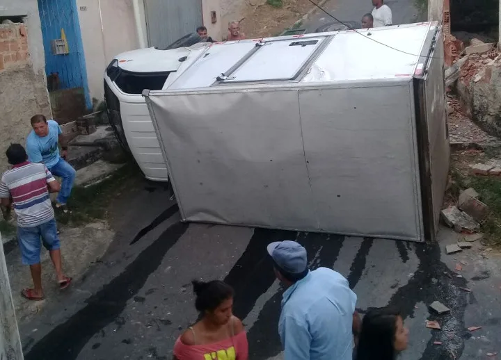 Caminhão tomba após motorista subir ladeira e atingir muro de casa em Cariacica