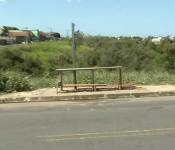 Homem é baleado enquanto esperava ônibus com a namorada na Serra