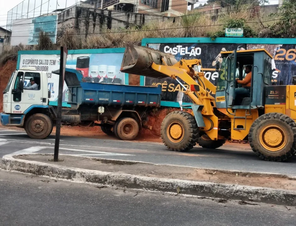 Após chuva e vendaval, reparos são feitos nas ruas de Cachoeiro