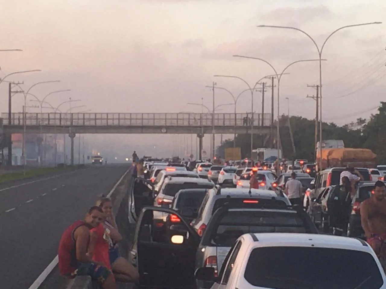 Após uma hora de interdição, trânsito na Rodovia do Sol é liberado