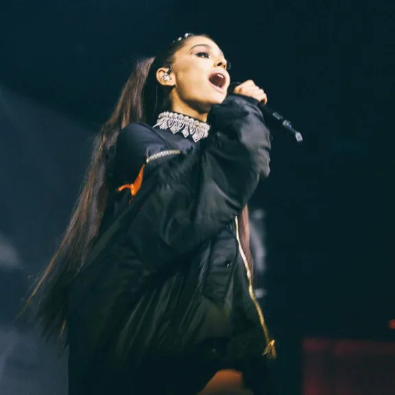 Ariana Grande se oferece para pagar funeral de vítimas de ataque