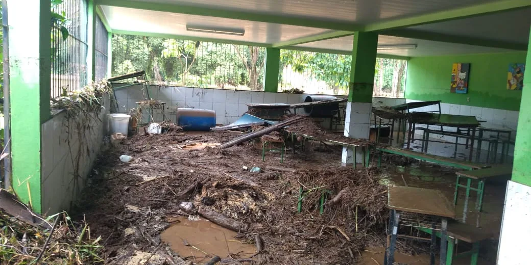 Igreja e escola no interior de Castelo são alagadas durante a chuva