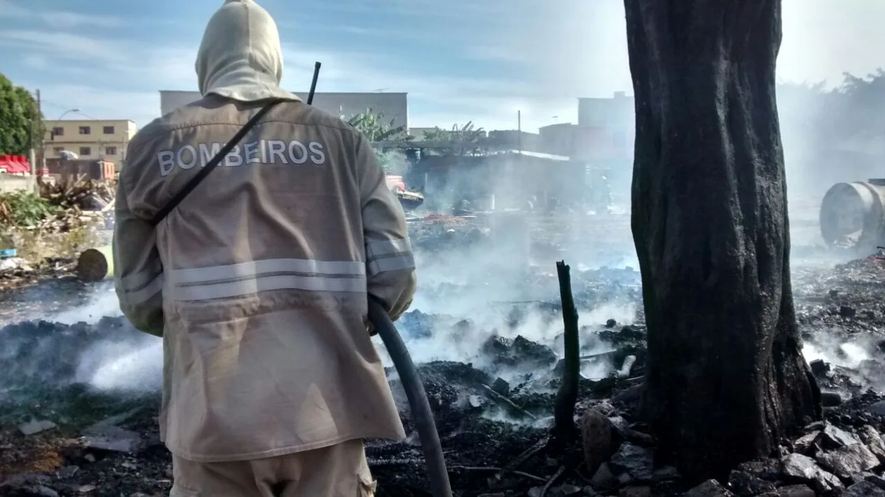 Incêndio destrói depósito de materiais recicláveis na Serra