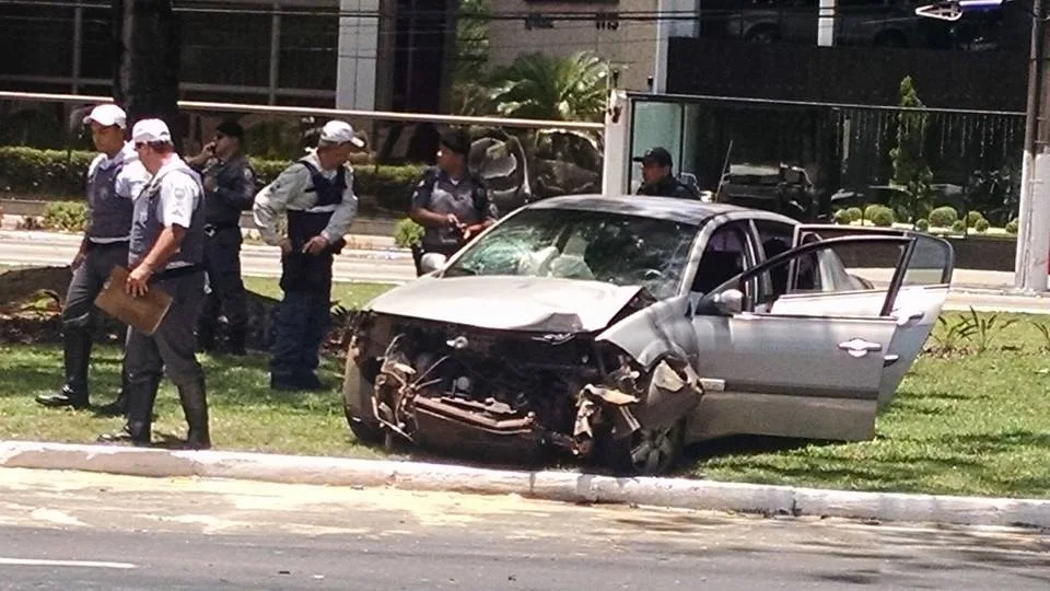 Veículo fica destruído e motorista foge após colisão em Vitória