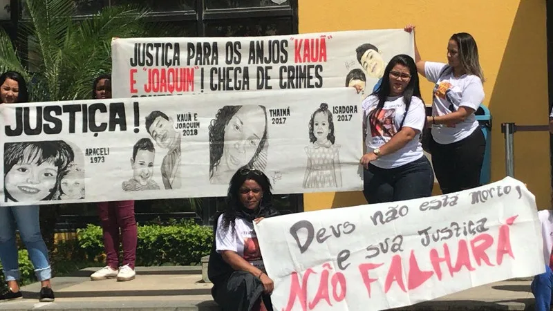 Familiares e amigos realizam protesto em frente ao Fórum de Linhares