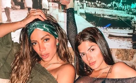 Anitta deixa o seio à mostra em blusa transparente e amiga da cantora entrega: 'Sob a influência de gin'