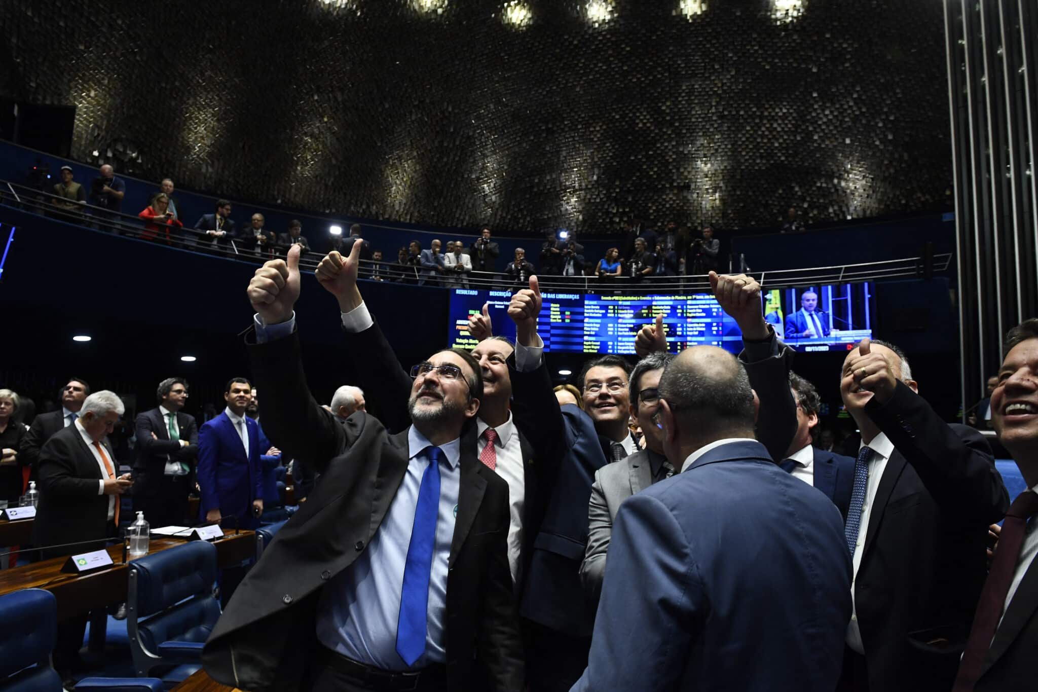 Senadores comemoram aprovação da PEC da Reforma Tributária / crédito: Roque de Sá/Agência Senado