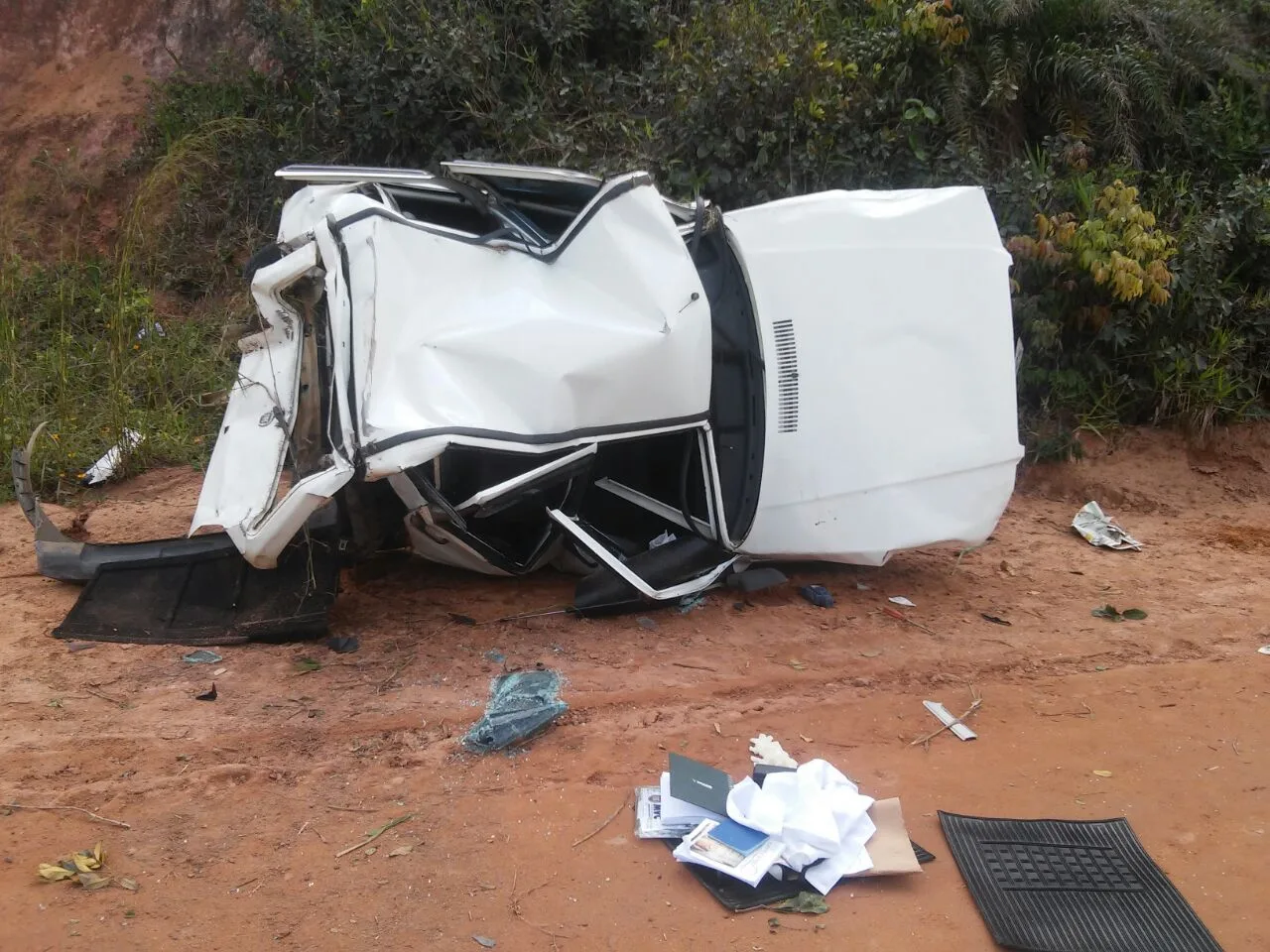 Homem perde direção de carro, cai em barranco e morre, em Anchieta