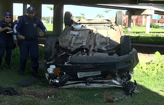 Carro 'despenca' de viaduto na Lindenberg e motorista fica ferido