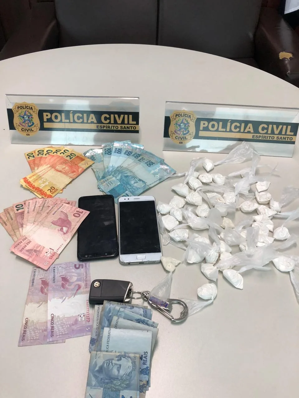 Suspeito de tráfico de drogas é preso com carteira de policial falsificada