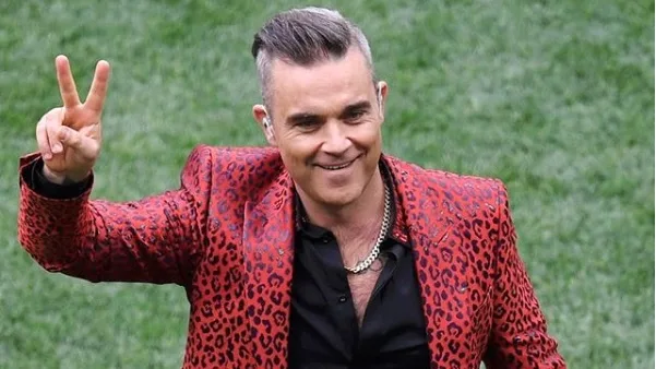 Robbie Williams e Ronaldo roubam a cena em abertura da Copa do Mundo