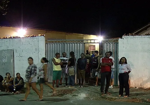 Corpos da mãe e das crianças mortas são enterrados na Serra