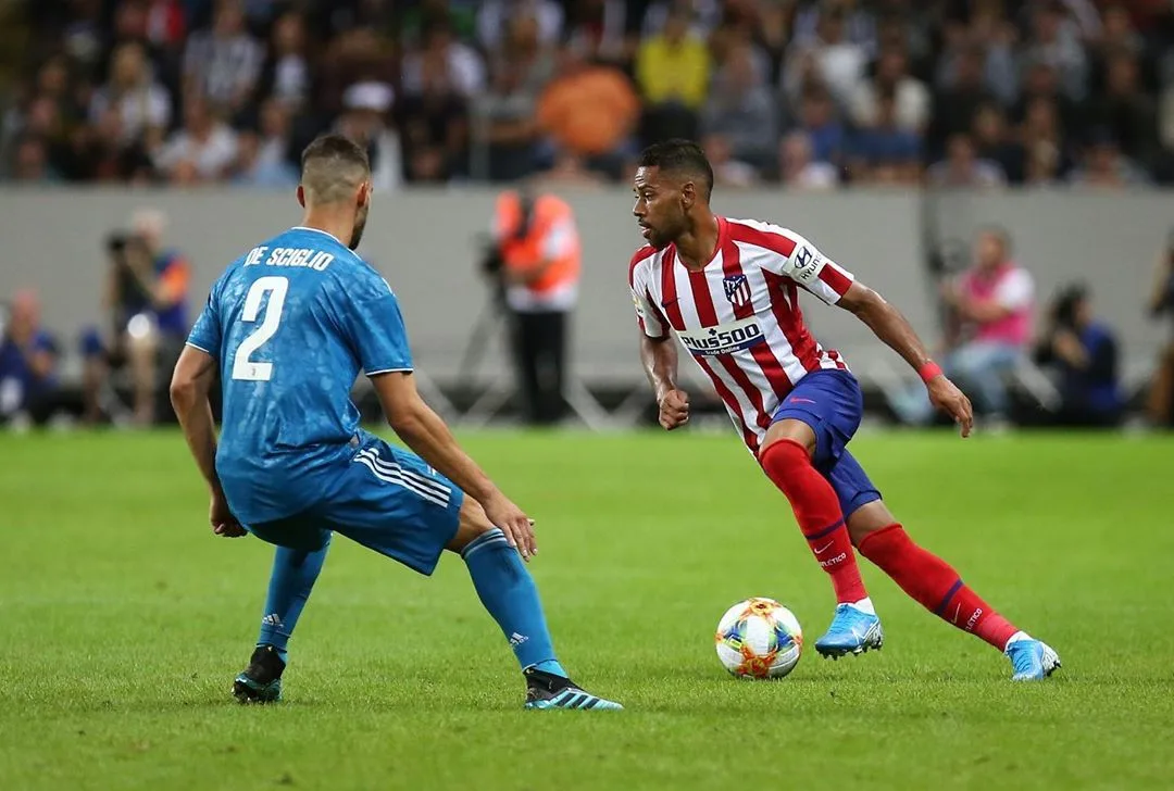 Apesar de expulsão de Renan Lodi, Atlético de Madrid supera Getafe em estreia no domingo